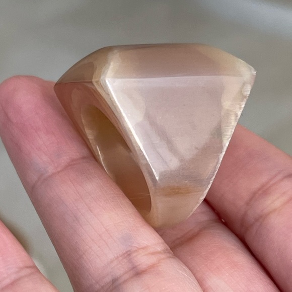 Carved natural horn ring - Picture 3 of 9